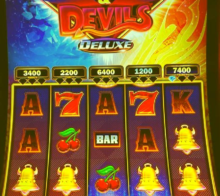 12 Volt Diamonds slot machine