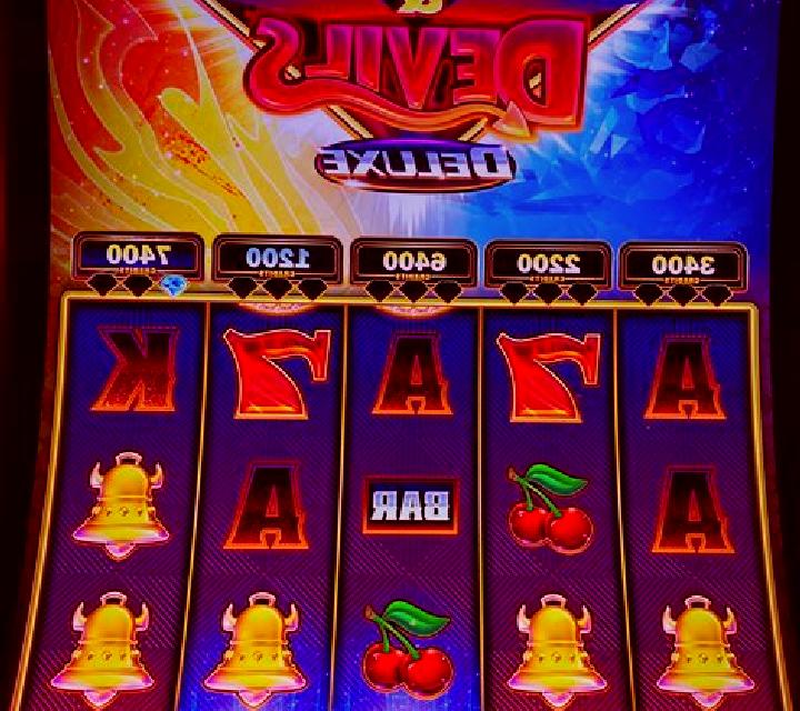 3 Jewelling Diamonds slot machine