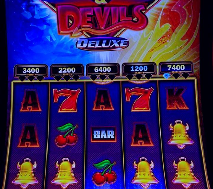 3 Supercharged Diamonds slot machine