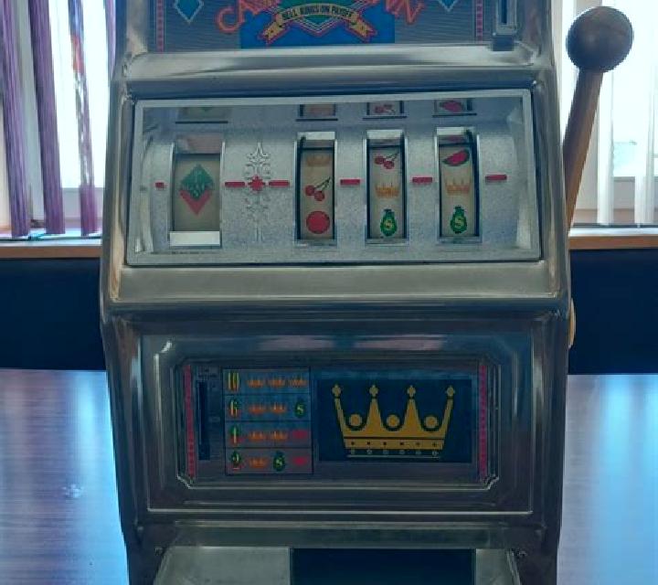5 Crown Deluxe slot machine