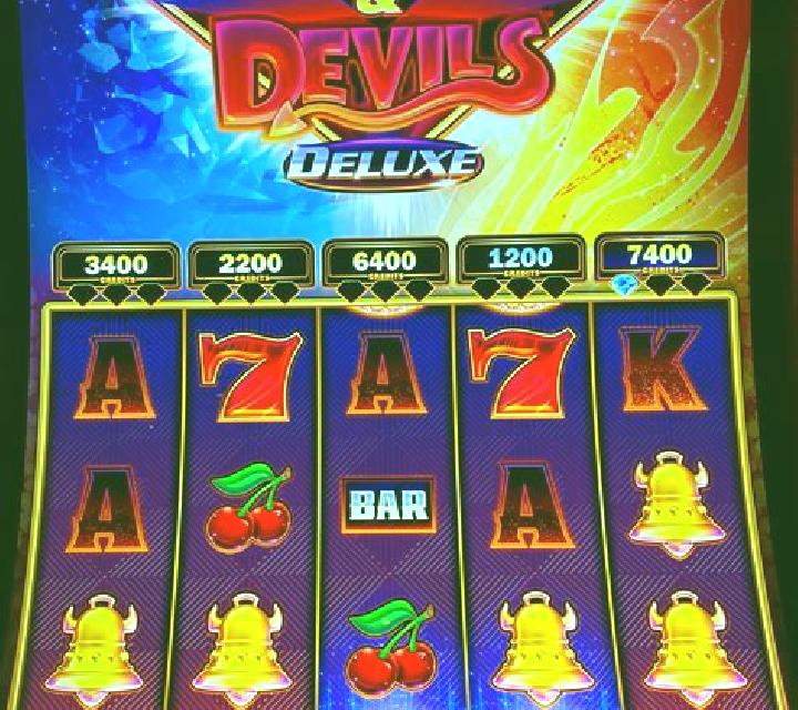 5 Heart Deluxe slot machine