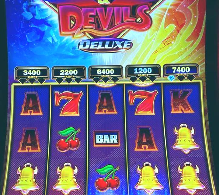 7s and Diamonds slot game