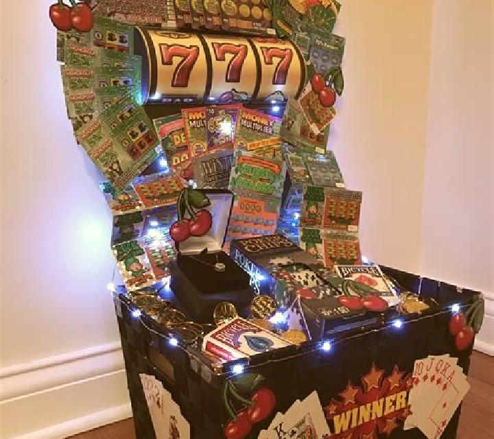 81 Show Holiday Special slot machine