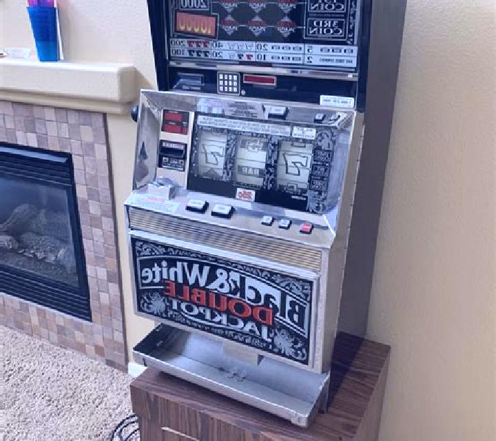Black and White (GameOS) slot game