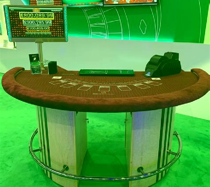 Blackjack Switch (Red Rake) slot machine
