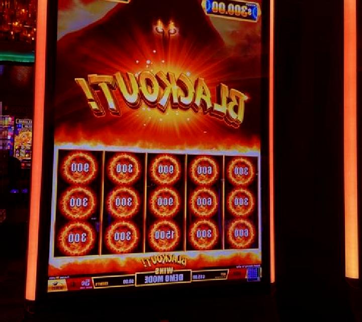 Blackout Deluxe slot machine