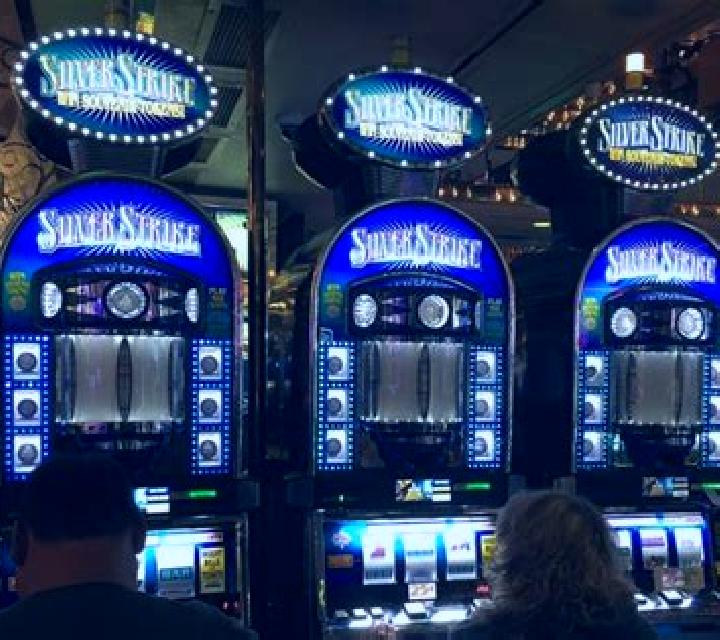 Bloom Strike slot machine