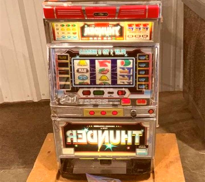 Bloxx Thunder slot machine