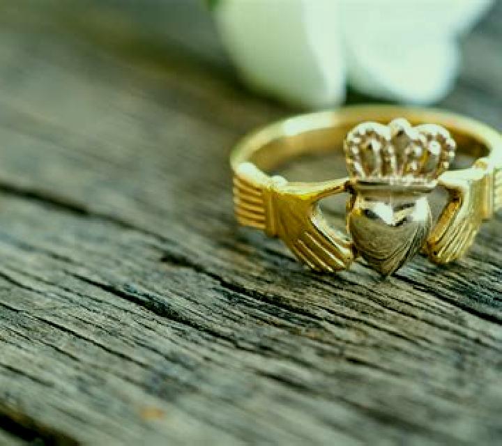 Book of Claddagh online slot