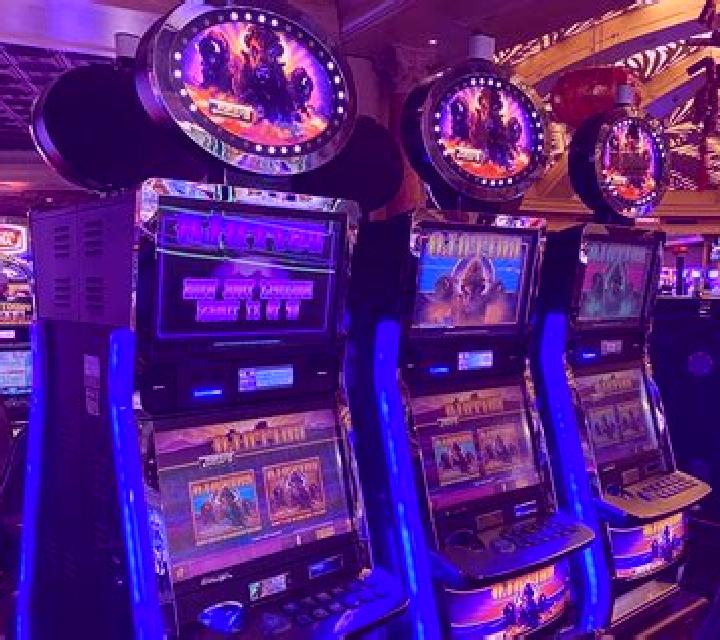 Buffalo (Aristocrat) slot machine