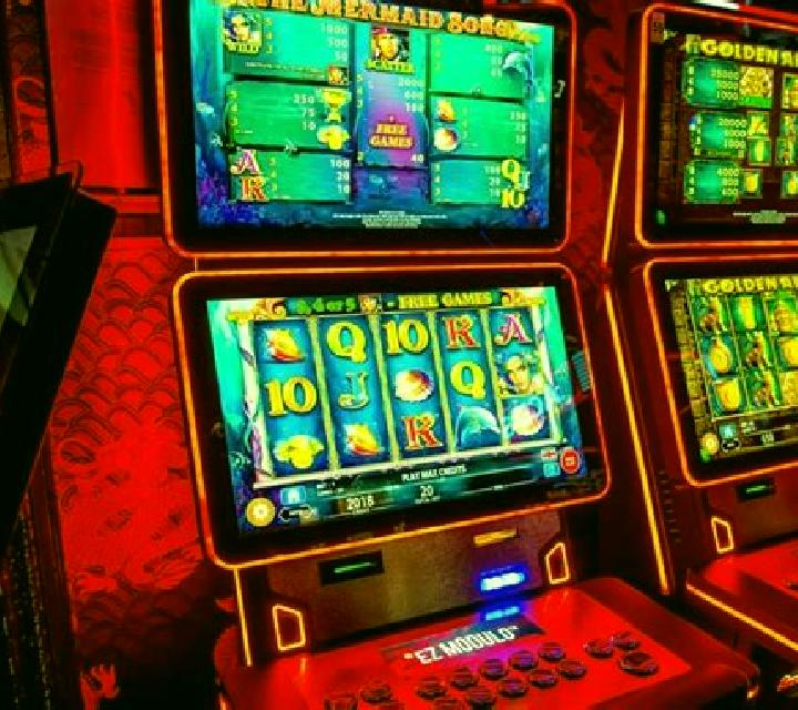 Bullied slot machine