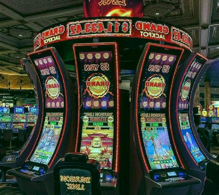 Caesars Empire slot machine