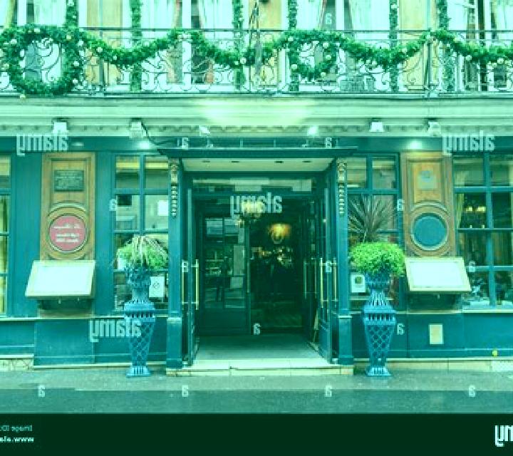 Cafe de Paris (Section 8 Studio) slot