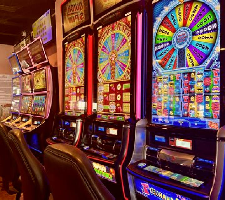 Casino War Multihand slot machine