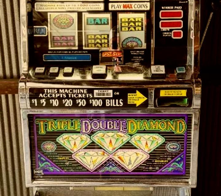 Clawbass Bonanza 2000 slot machine