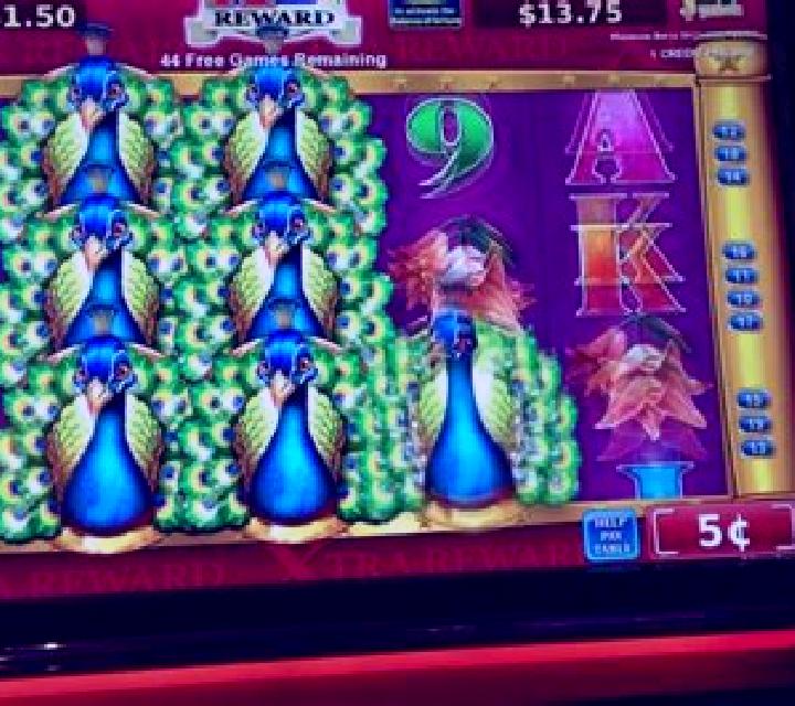 Clover And Peacock slot machine