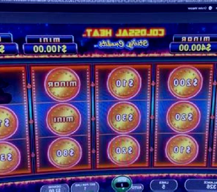 Colossal Heat Sticky Credits slot game
