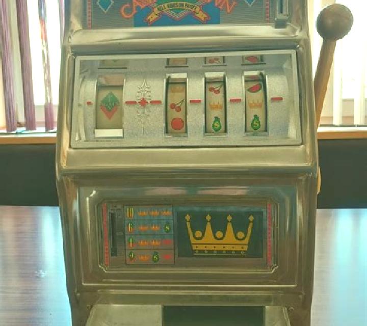 Crown expandently slot machine