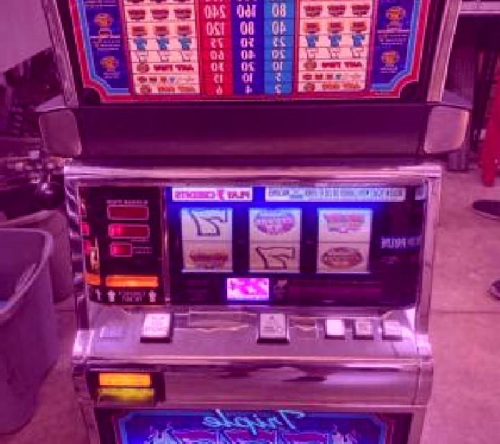 Crown Triumph 7s slot machine