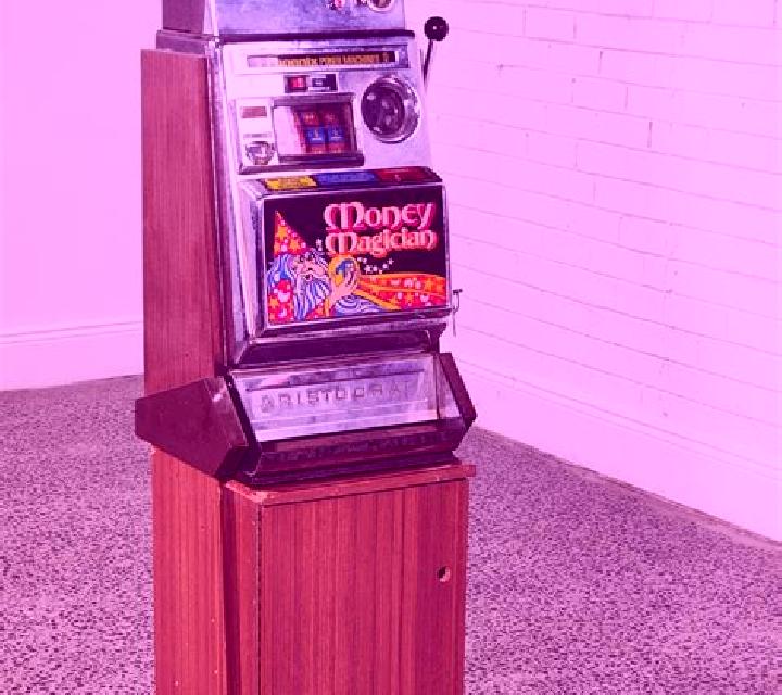 Curvy Magician slot machine