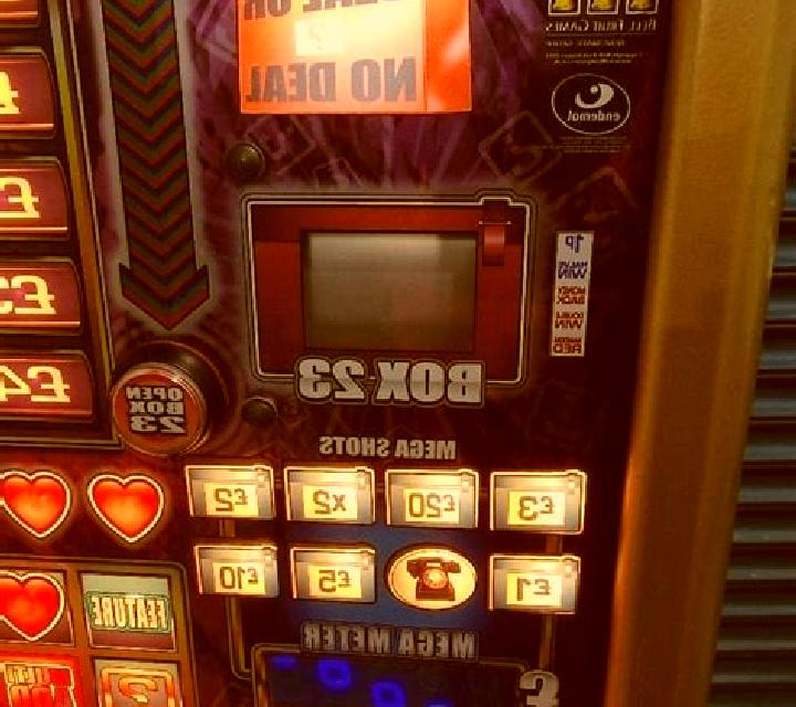 Deal or No Deal Box Clever slot machine