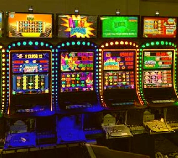 Eggspendables slot machine