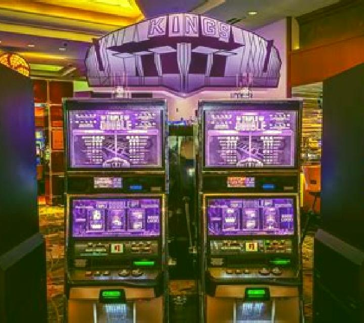 Falcon & Hawk slot machine