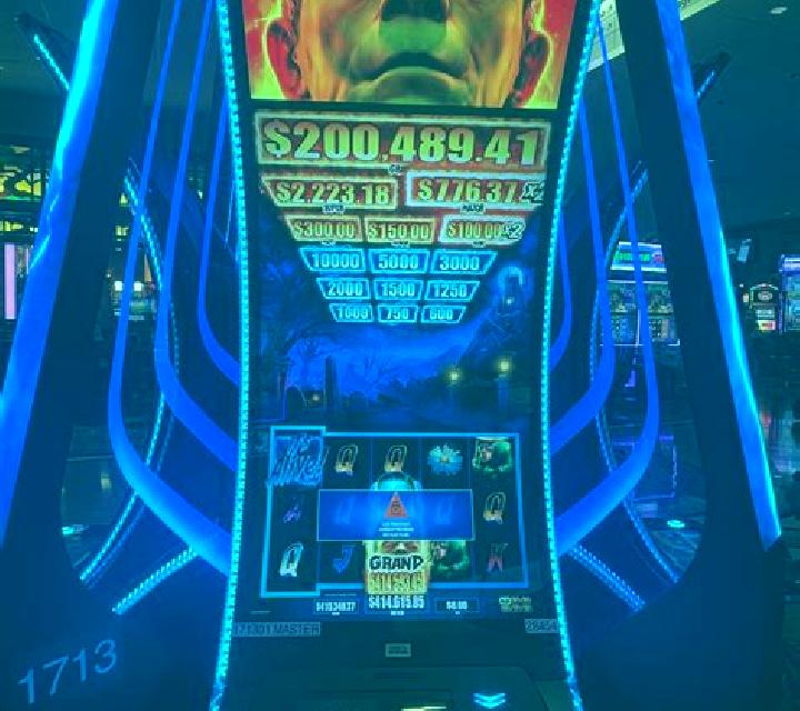 Fonsi Nieto Deluxe Racing Life slot game