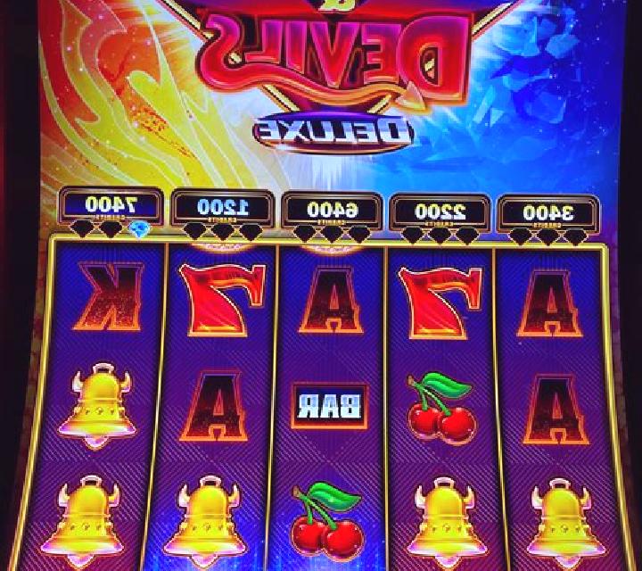 Girls & Diamonds slot machine