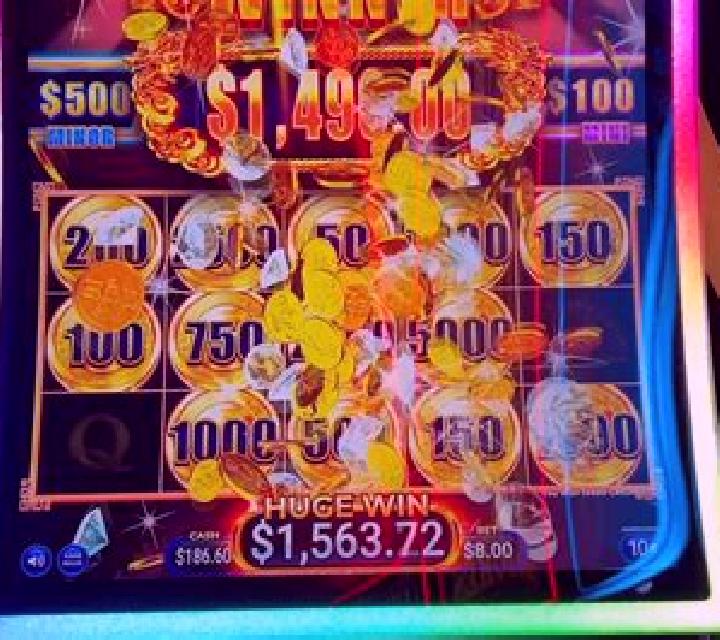 Golden Eve: Hold n Roll slot game