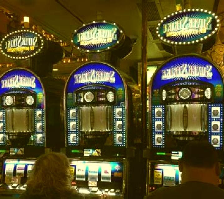 Golden Nugget Hyper Strike slot machine