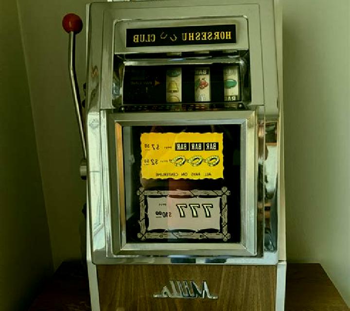 Hi-Lo Club slot machine