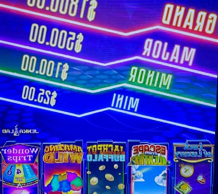 Hi-Lo Privee (Play Labs) slot game