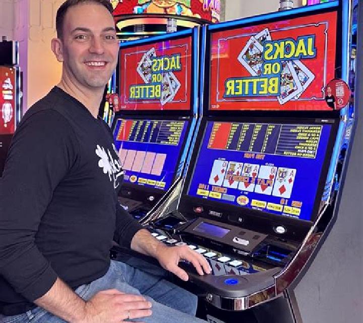 Hold & Flip Poker Frenzy slot