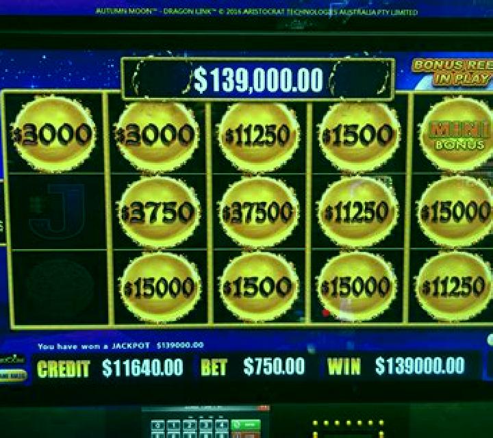 Howling At The Moon slot machine