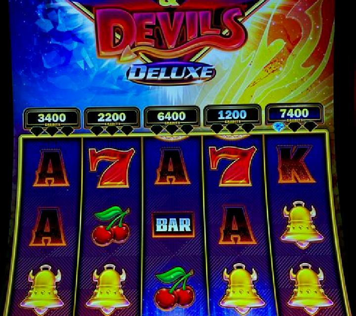 Jewels 4 All Deluxe slot machine