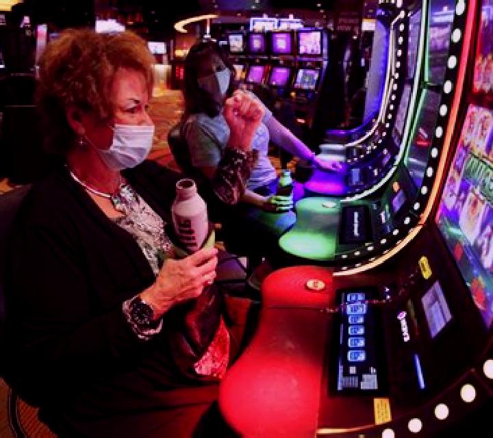 Judges Rule The Show! slot machine