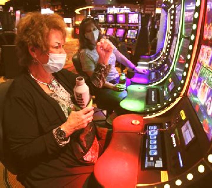 Leo Blackjack Show slot machine