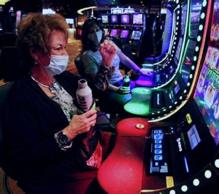 Leo Roulette Show slot machine