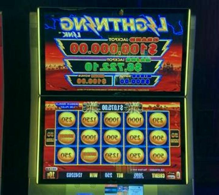 Lightning Wins slot machine