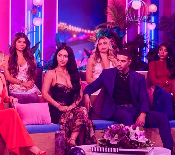 Love Island - Hold The Love online slot