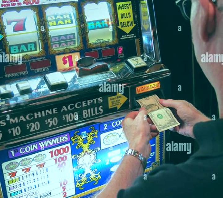 Magnify Man slot machine