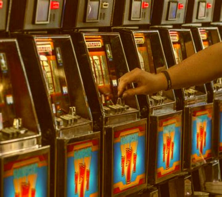 Merge Hold & Drop slot machine