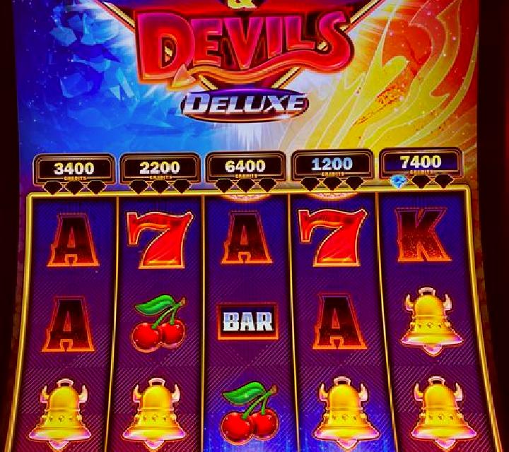 Mr and Mrs Diamonds slot machine