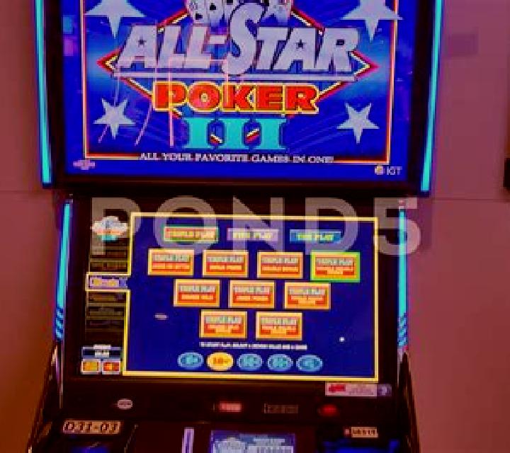 Multihand Titan Poker slot machine