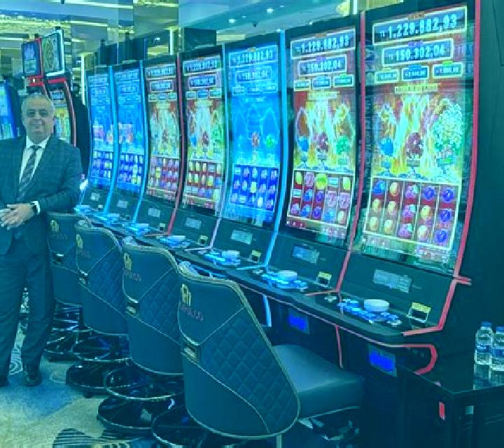 North vs Giant slot game