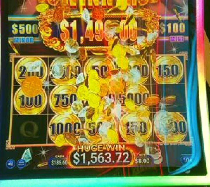 Pandariffic: Hold n Roll slot machine