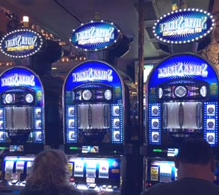 Poker Bowling Strike slot machine