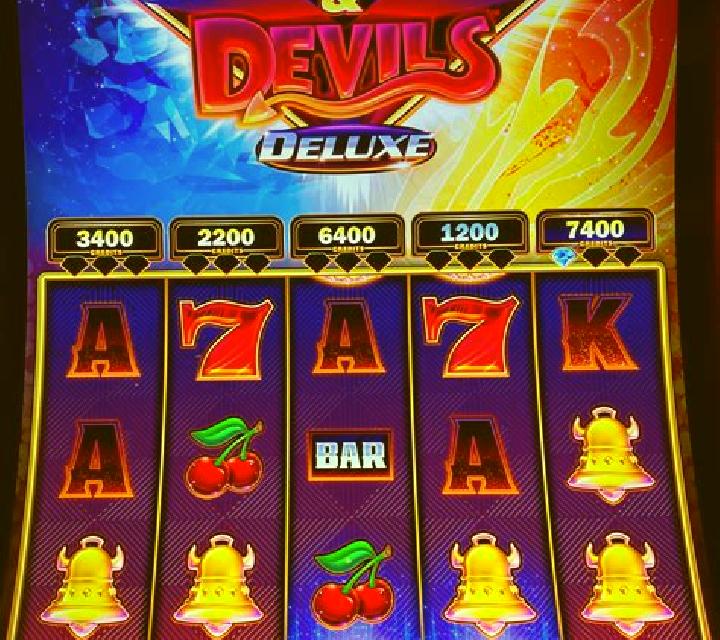 Pure Diamonds slot machine