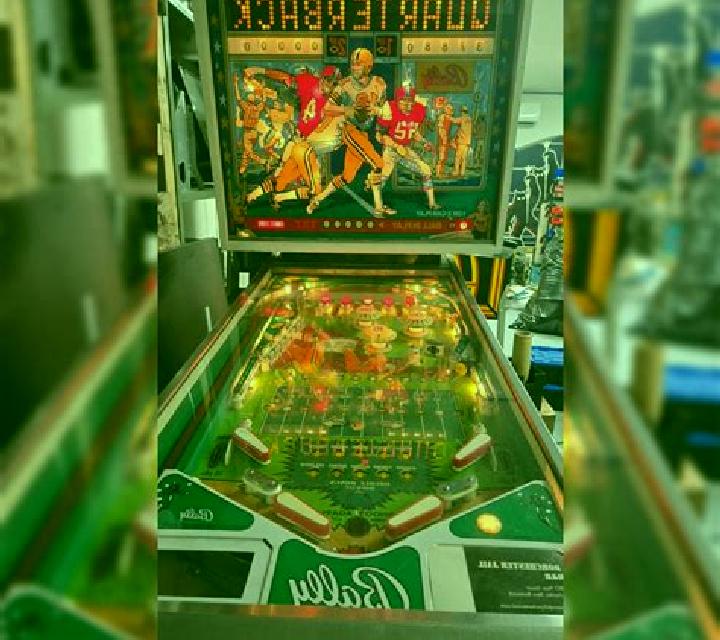 Quarterback slot machine